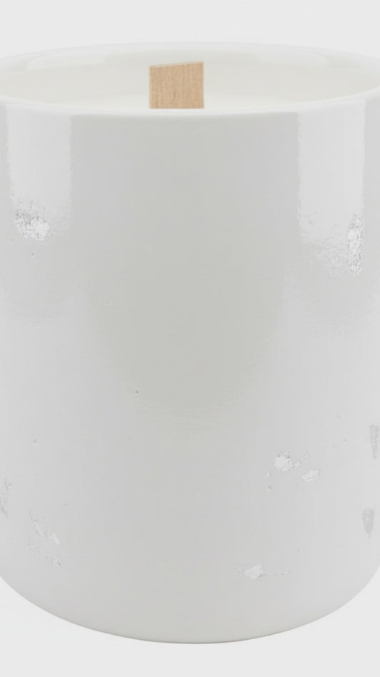 Video preview of the Alba Nobile candle by AALIS Home burning gently.